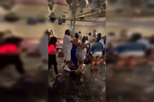Briga generalizada em navio
