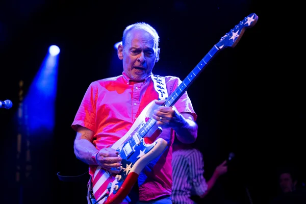 Wayne Kramer tocando guitarra já idoso - Metrópoles