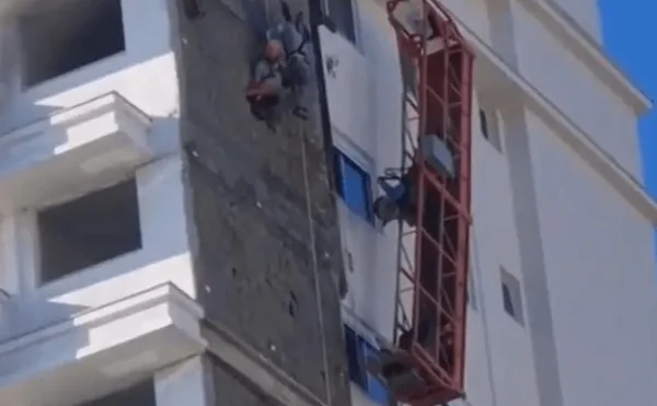 Nas imagens, Edvaldo é o que aparece à direita, agarrando as cordas que o seguravam