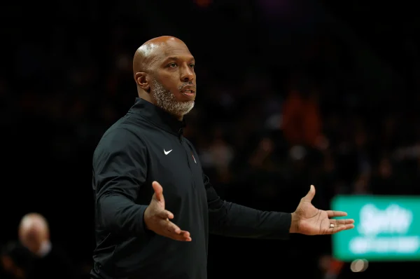 Foto colorida de treinador dos Blazers, da NBA - Metrópoles