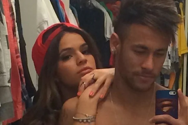 Bruna Marquezine faz convite tentador para tirar Neymar da cama