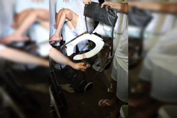 Foto de pessoas em cadeira de rodas