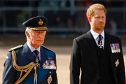 A relação entre o rei Charles e o príncipe Harry é bastante conturbada A relação entre o rei Charles e o príncipe Harry é bastante conturbada