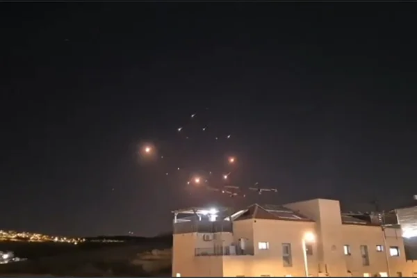 Imagem colorida mostra Mísseis vistos sobre Haifa, em Israel | Metrópoles