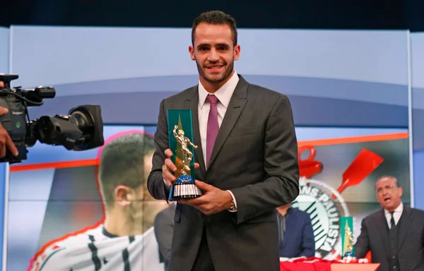 Renato Augusto aceita proposta milionária e deve ir para a China