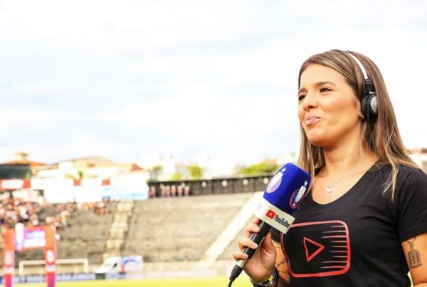 Bianca Molina com um microfone na mão