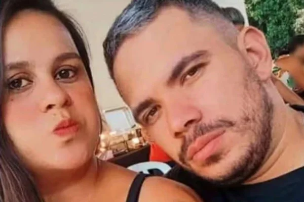 Foto colorida dos pais do menino, Fabrício Bonetti e Maiara Maria dos Santos - Metrópoles
