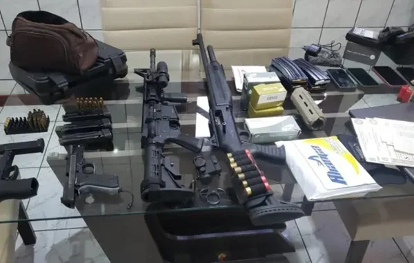 Imagem colorida de armas, facas, munições, celulares e material de garimpo apreendidos pelo Ministério Público da Bahia - Metrópoles