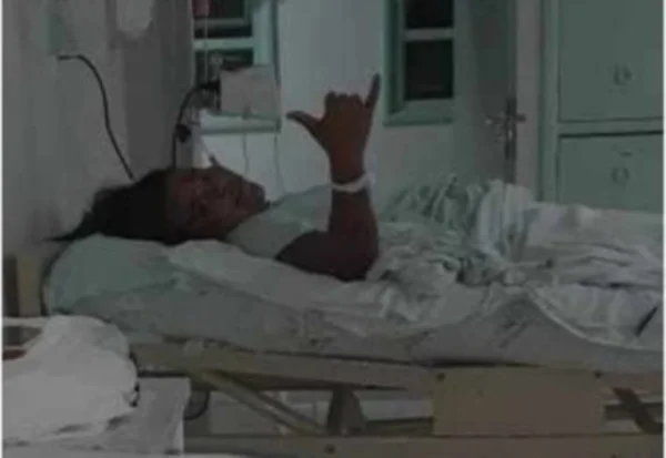 Denise Nascimento na cama de um hospital, onde se recuperar da queda de um ônibus em João Monlevade (MG)
