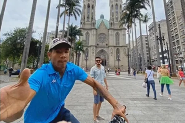 Turista fotografa tentativa de roubo do próprio celular