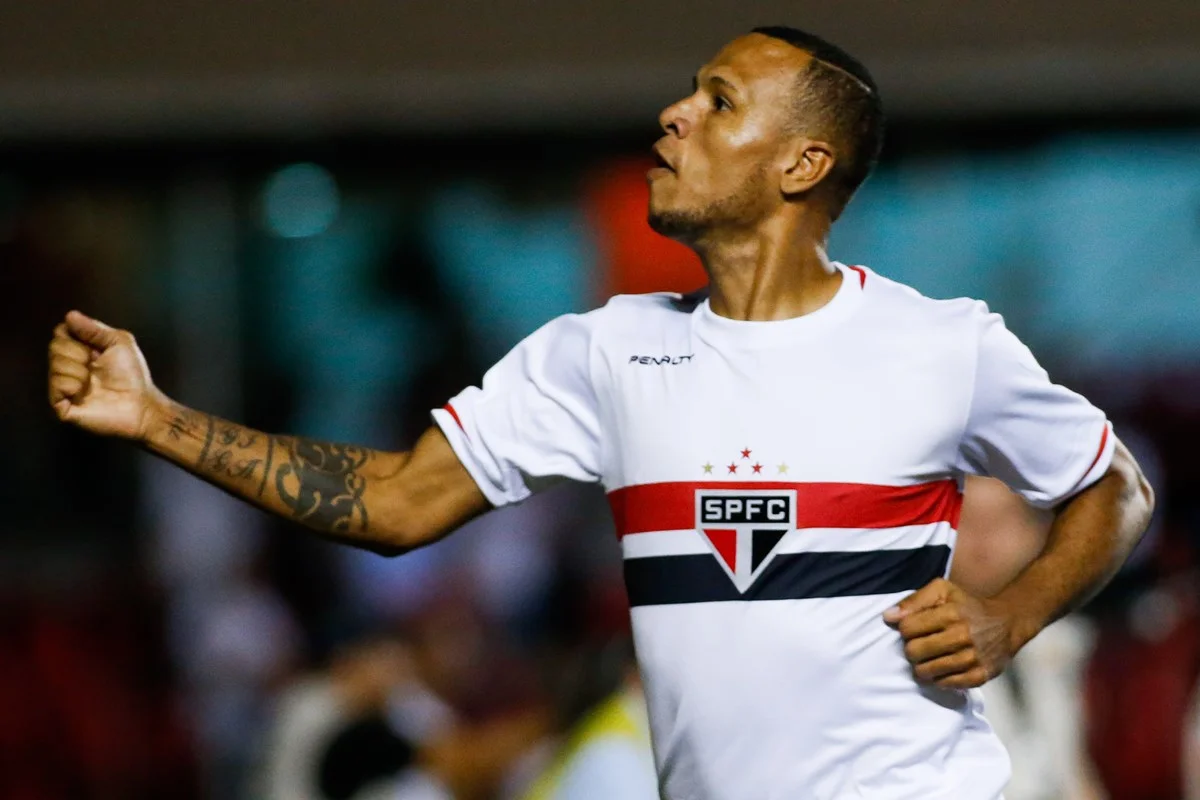Ídolo do São Paulo, Luis Fabiano se declara assexual em candidatura