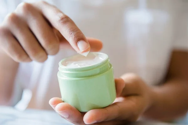 Sete produtos de beleza para aguentar a seca por menos de R$ 20