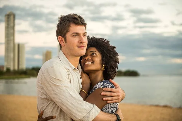 Erika Januza faz homenagem para Caio Paduan, seu par em “O Outro Lado”