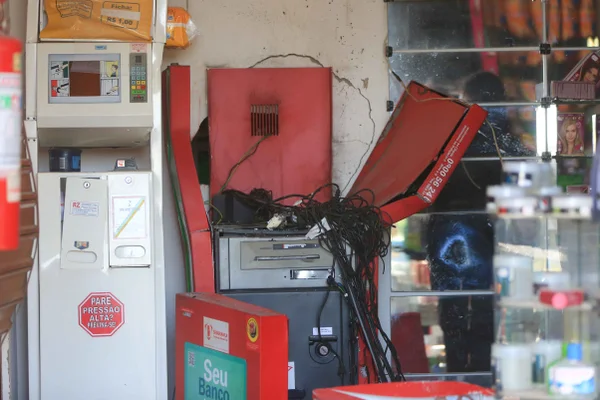 Bandidos explodem caixa eletrônico em Samambaia Norte