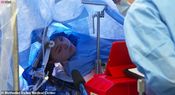 Jovem passa por cirurgia cerebral acordada e faz live da operação