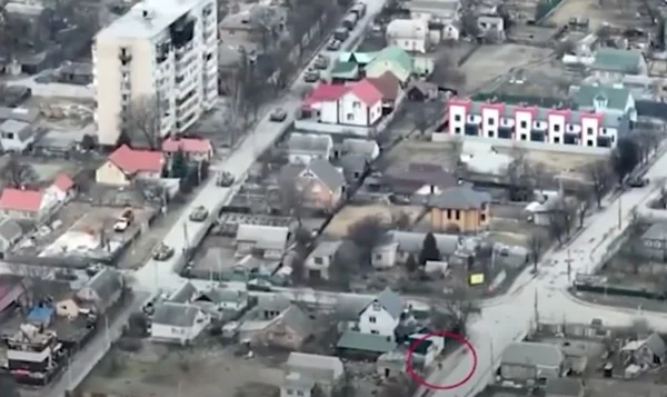 Novo vídeo de massacre mostra Exército russo atirando em ciclista
