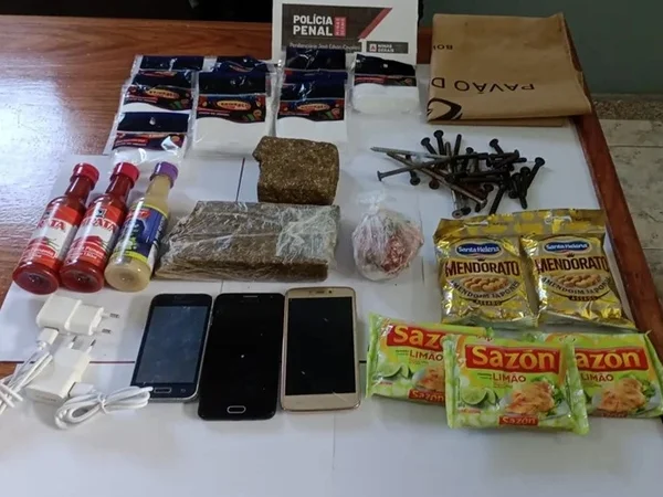 Trio troca tiros com a polícia e abandona bolsa com drogas e bacon