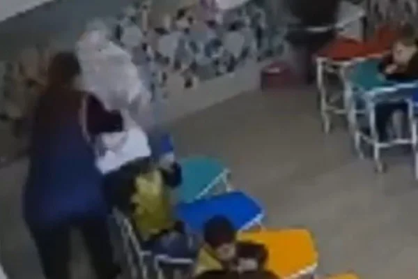 Imagem colorida de professora e alunos em sala de aula - Metrópoles