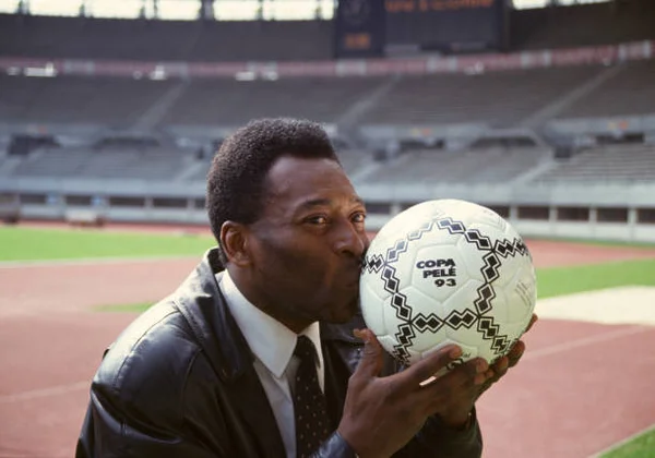 Mansão de Pelé à venda no Guarujá tem dívida de R$ 500 mil