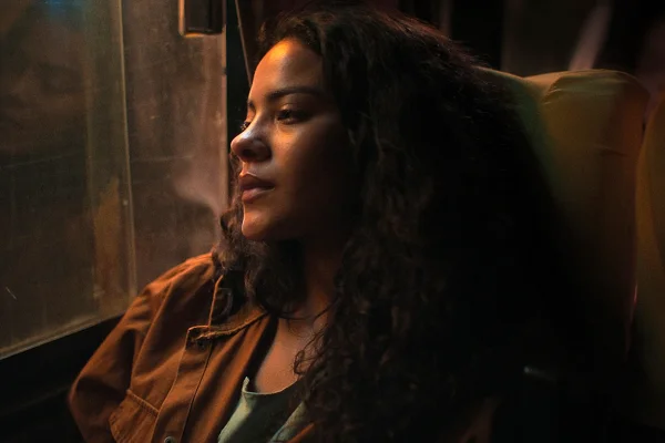 Imagem colorida de Bella Campos no filme Cinco Tipos de Medo - Metrópoles