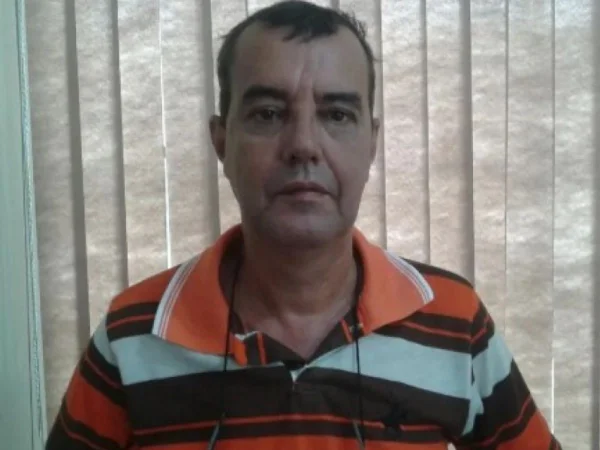 Foto colorida do professor aposentado Carlos de Souza Pedrosa, de 58 anos, corpo encontrado em freezer - Metrópoles