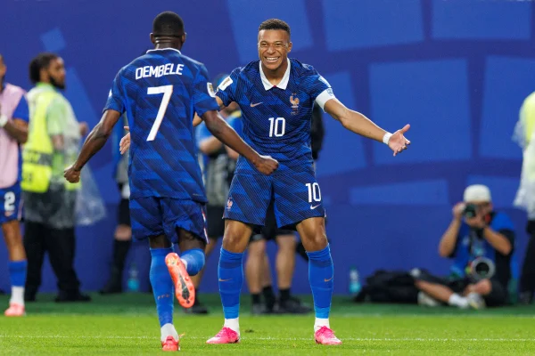Mbappé e Dembéle alcançam marca de gols de Ronaldo e Rivaldo em 2002