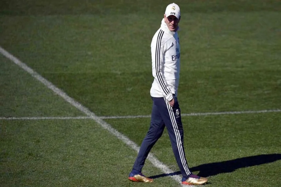 8) Zidane (Real Madrid) - Um dos maiores craques da história do Real Madrid, o francês Zinedine Zidane liderou o meio-campo da equipe durante cinco temporadas. Em campo, conquistou cinco títulos, entre eles a Liga dos Campeões de 2001-02 e o Mundial (2002). Além disso, levou a Supercopa da Uefa (2002), Campeonato Espanhol (2002–03) e a Supercopa da Espanha (2001 e 2003). Quis o destino que Zidane retornasse ao clube galático em 2016, dessa vez, como treinador. E bastaram três temporadas para ele repetir o sucesso à beira do gramado. Empilhou os troféus: Mundial de Clubes (2016, 2017); Liga dos Campeões (2015–16, 2016–17, 2017–18), Supercopa da Uefa (2016, 2017); Campeonato Espanhol (2016–17) e Supercopa da Espanha (2017) 8) Zidane (Real Madrid) - Um dos maiores craques da história do Real Madrid, o francês Zinedine Zidane liderou o meio-campo da equipe durante cinco temporadas. Em campo, conquistou cinco títulos, entre eles a Liga dos Campeões de 2001-02 e o Mundial (2002). Além disso, levou a Supercopa da Uefa (2002), Campeonato Espanhol (2002–03) e a Supercopa da Espanha (2001 e 2003). Quis o destino que Zidane retornasse ao clube galático em 2016, dessa vez, como treinador. E bastaram três temporadas para ele repetir o sucesso à beira do gramado. Empilhou os troféus: Mundial de Clubes (2016, 2017); Liga dos Campeões (2015–16, 2016–17, 2017–18), Supercopa da Uefa (2016, 2017); Campeonato Espanhol (2016–17) e Supercopa da Espanha (2017)