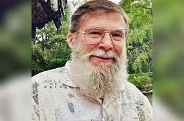 imagem colorida professor eua libertado russia
