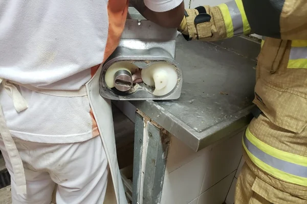 Trabalhador prende a mão esquerda em máquina de rechear salgados