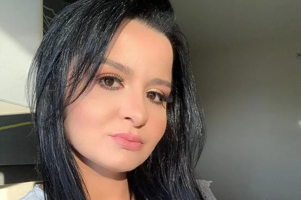 Calça folgada! Maraisa mostra cinturinha fina e abdômen sarado