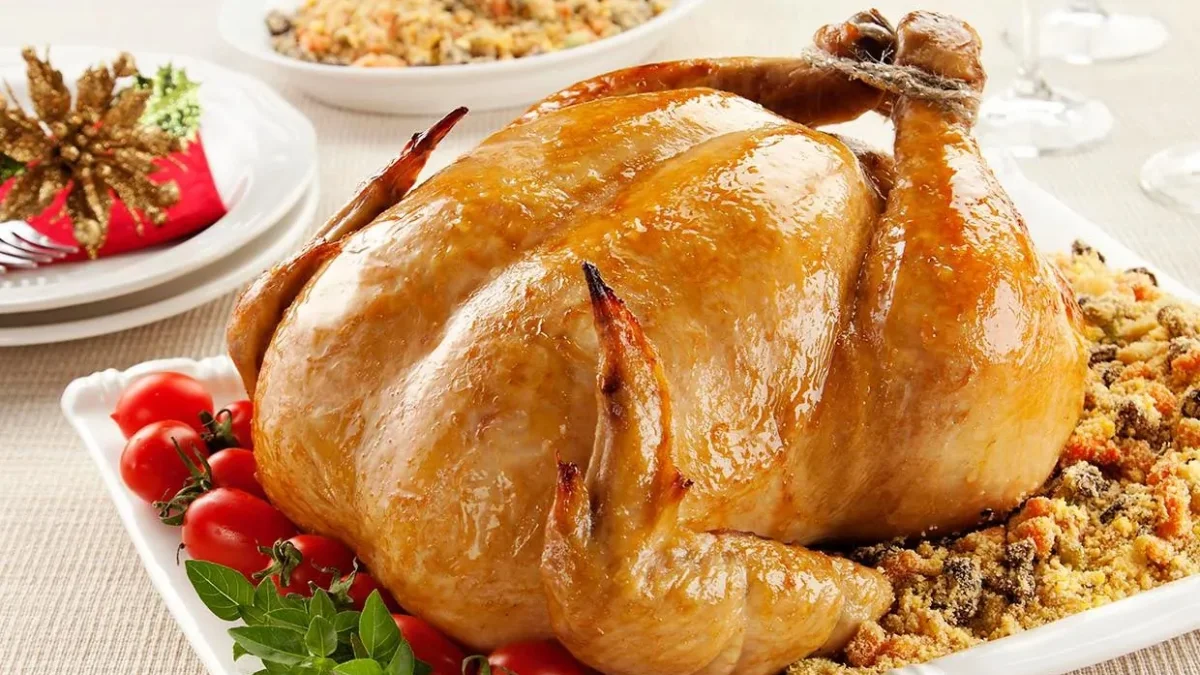 Frango assado no forno: veja dicas de chef para garantir suculência