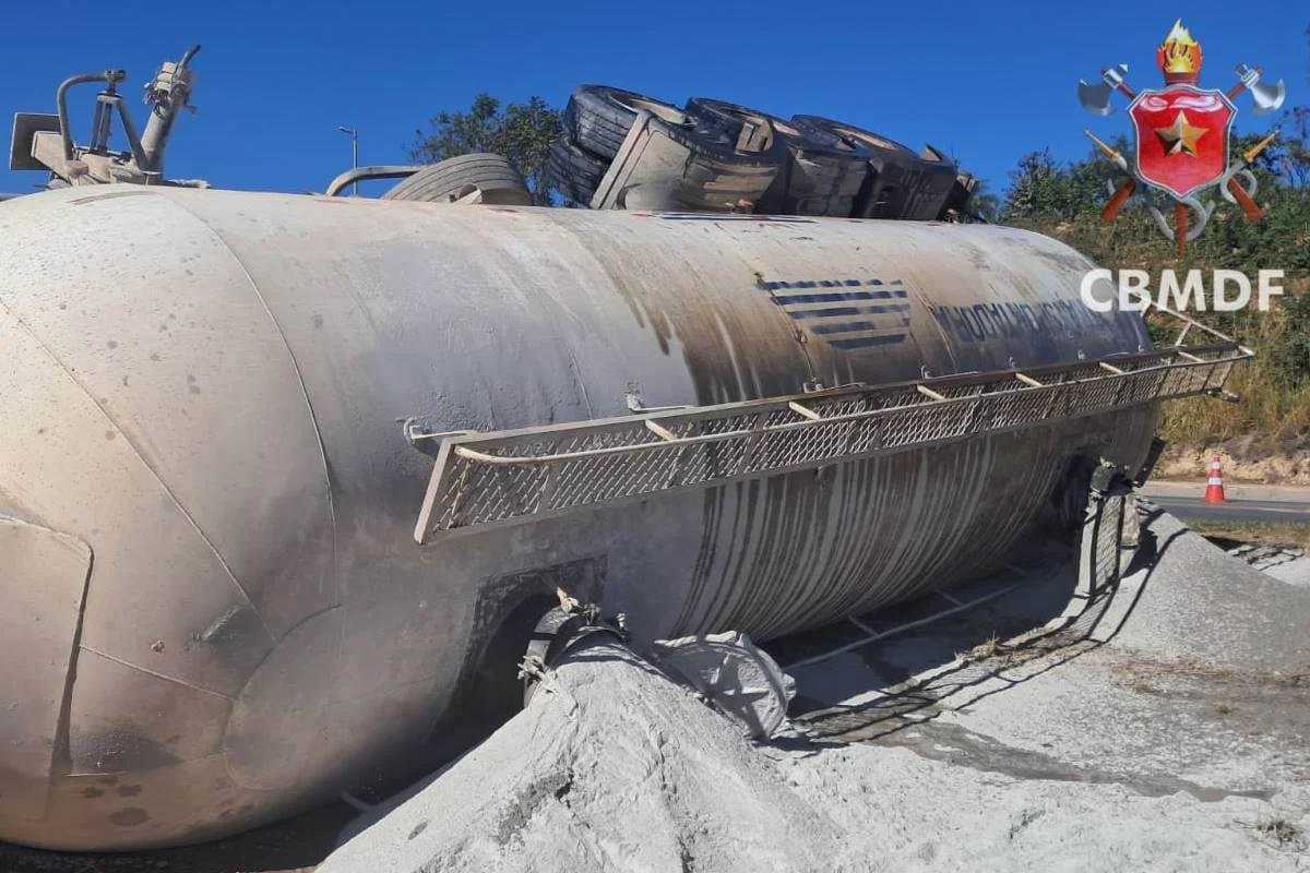 Caminhão tombou na DF-150, próximo à Fercal
Caminhão tombou na DF-150, próximo à Fercal