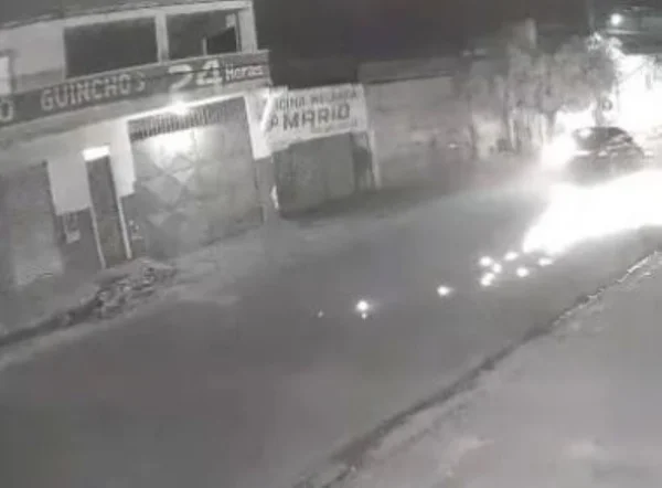 foto preto e branco de moto sendo arrastada por carro