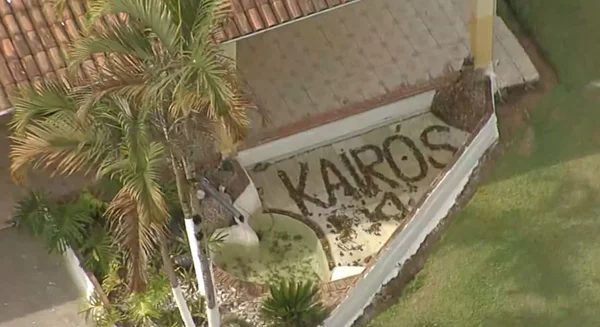 Imagem colorida na qual o pátio de uma clínica é visto de cima, com os dizeres "Kairós" - Metrópoles