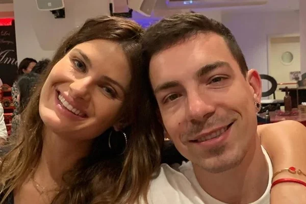Isabeli Fontana rasga seda para Di Ferrero: “Nunca fui tão feliz”