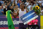 Alison dos Santos bate recorde mundial dos 400 metros com barreiras