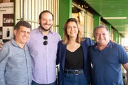 Deputado Reginaldo Veras (à direita) estava na feira e tirou foto com Leila Deputado Reginaldo Veras (à direita) estava na feira e tirou foto com Leila