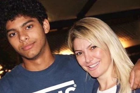 Governo do RJ emprega filho de Antonia Fontenelle, mas não consegue provar que ele trabalha