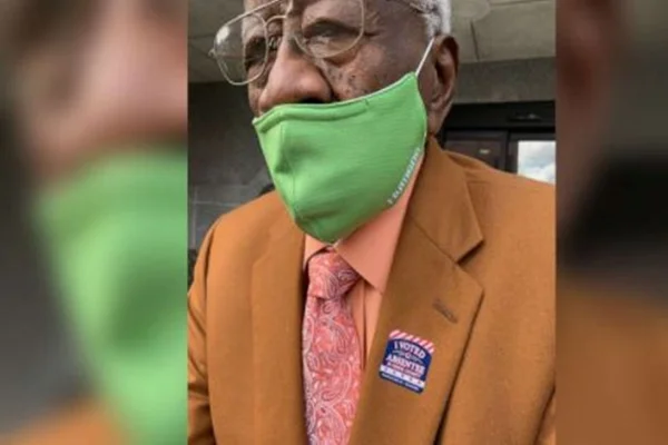 EUA: homem negro de 99 anos passa 20 minutos na fila para votar em Biden