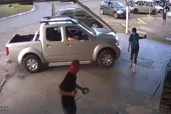 Vídeo: mulher se esquiva para não ser atropelada por motorista bêbado