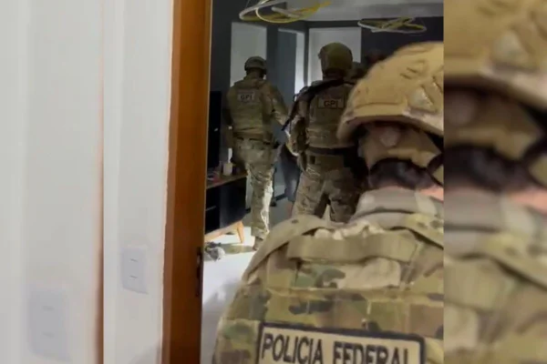 PF prendeu membro da quadrilha que enviava cocaína à Alemanha ao trocar etiqueta de malas. Duas brasileiras foram presas por engano em 2023 - Metrópoles