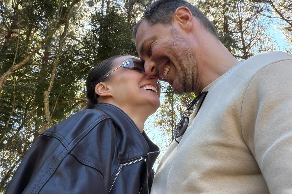 André Bankoff e Carol Reali posam juntos e sorridente durante passeio André Bankoff e Carol Reali posam juntos e sorridente durante passeio
