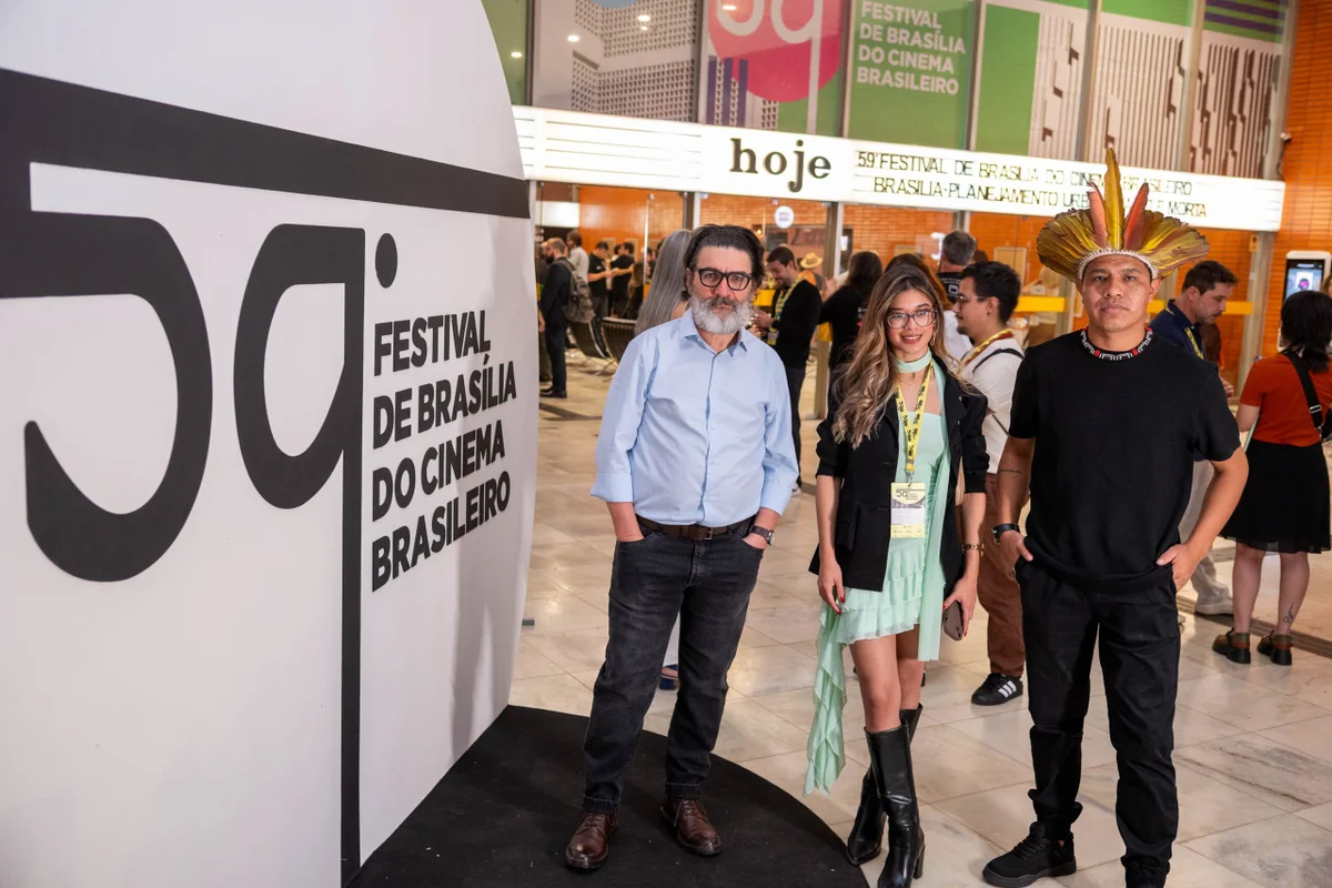 ator e cantor guarani-kaiowá Luan Iturve, o ator uruguaio César Troncoso e a atriz paraguaia Ivana Gomez ator e cantor guarani-kaiowá Luan Iturve, o ator uruguaio César Troncoso e a atriz paraguaia Ivana Gomez