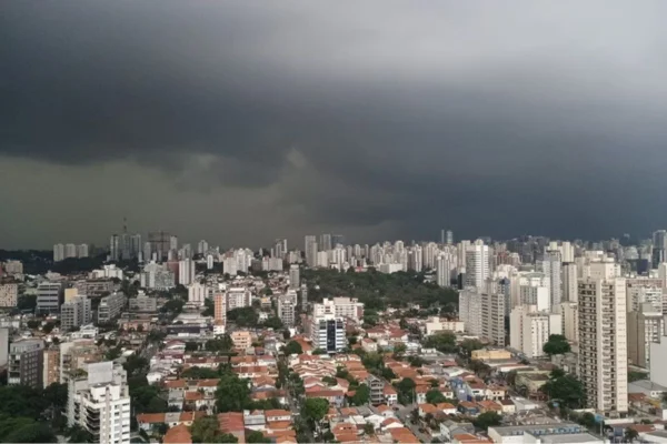 Tempo nublado e chuvoso em São Paulo começa nesta sexta-feira. Há chance de alagamentos, inundações, queda de árvore e deslizamento de terra - Metrópoles