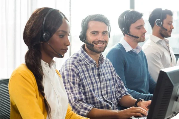 Multinacional de telemarketing Atento abre 4.972 vagas de emprego
