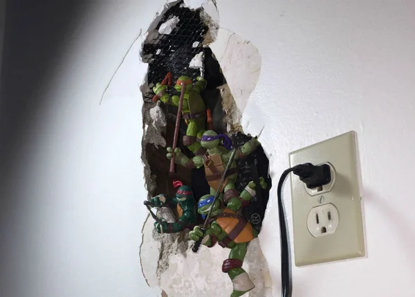Internauta decora parede quebrada com as Tartarugas Ninjas