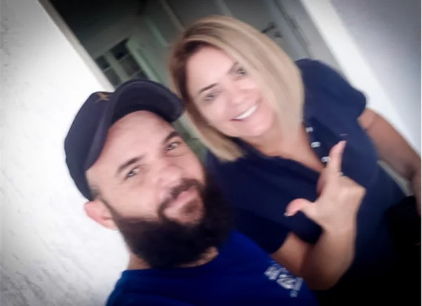homem e mulher sorrindo
