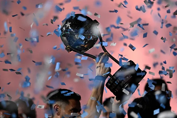 Imagem colorida do troféu da Sul-Americana