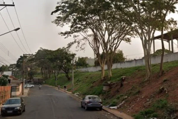 Imagem colorida de rua próxima a linha férrea, onde motociclista foi detido com crack no capacete - Metrópoles