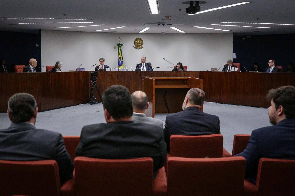 A Primeira Turma do Supremo Tribunal Federal (STF) retomou, na manhã desta terça-feira (21/10), o julgamento do núcleo 4, conhecido como o grupo de desinformação, no âmbito do processo referente à tentativa de golpe de Estado após as eleições de 2022. No total, são sete réus acusados pela Procuradoria-Geral da República (PGR) de propagar notícias falsas sobre as urnas eletrônicas. A Primeira Turma do Supremo Tribunal Federal (STF) retomou, na manhã desta terça-feira (21/10), o julgamento do núcleo 4, conhecido como o grupo de desinformação, no âmbito do processo referente à tentativa de golpe de Estado após as eleições de 2022. No total, são sete réus acusados pela Procuradoria-Geral da República (PGR) de propagar notícias falsas sobre as urnas eletrônicas.